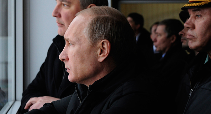 Vladímir Putin junto con el vice primer ministro Dmitri Rogozin (a la derecha) y Valeri Guerásimov, jefe del Estado Mayor (a la espalda). Fuente: AP