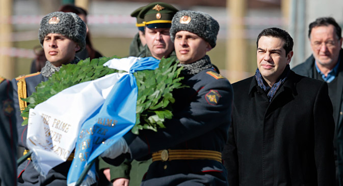 El primer ministro griego Alexis Tsipras durante la ofrenda floral en la tumba del Soldado Desconocido en Moscú. Fuente: AP