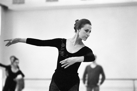 Ensayo de la bailarina Maya Plisetskaya en el Teatro Bolshói de Moscú en 1985. Fuente: TASS.