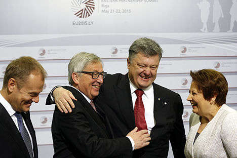 Jean-Claude Juncker, presidente de la Comisión Europea (centro, a la izquierda) junto a Petró Poroshenko, presidente de Ucrania(centro, a la derecha) durante la cumbre en Riga. Fuente: AP