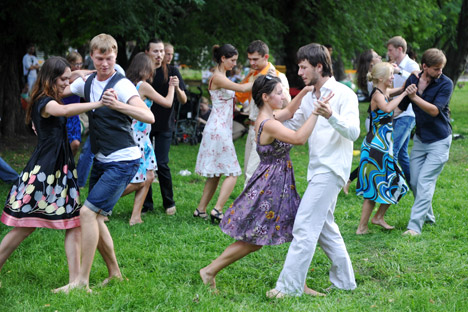 Además del tradicional ballet, cada vez son más las personas que practican tango y salsa. Fuente: Aleksandr Utkin / Ria Novosti
