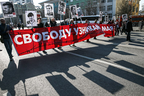 Miembros de la oposición con cárteles que piden la liberación de los detenidos el 6 de mayo de 2012, durante una marcha a favor de la libertad de prensa en Moscú. Fuente: EPA