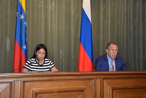 El ministro de Exteriores ruso, Serguéi Lavrov, con su homóloga venezolana Delcy Rodríguez. Fuente: Embajada de la República Bolivariana de Venezuela en Rusia.