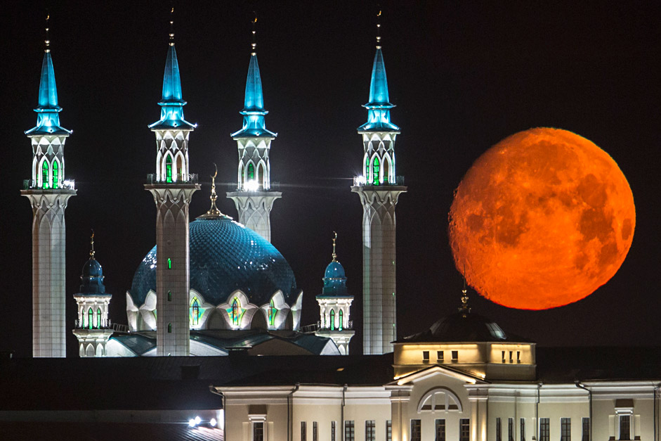 Luna llena sobre la mezquita Qol Sharif, en Kazán, capital de Tatarstán