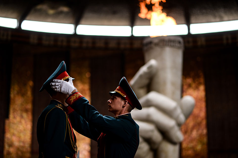 Soldados del Ejército ruso ante la llama eterna en Volgogrado.