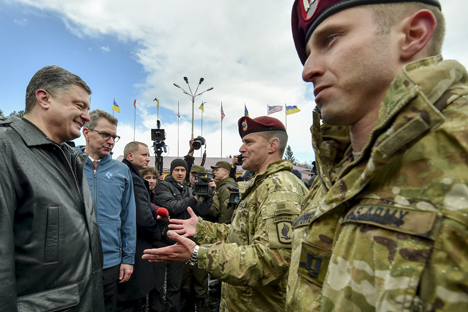 El presidente ucraniano, Petró Poroshenko, charla con soldados en una ceremonia militar con motivo de unos ejercicios de adiestramiento con militares ucranianos y estadounidenses en un polígono de la región de Lvov