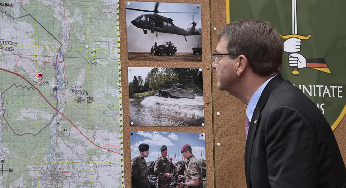 El secretario de Defensa de EE UU, Ash Carter, observa un mapa de maniobras militares durante su visita a Alemania, el pasado 22 de junio. Fuente: AP.