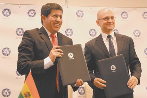 El ministro de Hidrocarburos y Energía de Bolivia, Luis Alberto Sánchez, y el director general de Rosatom, Serguéi Kirienko, tras la firma del acuerdo.