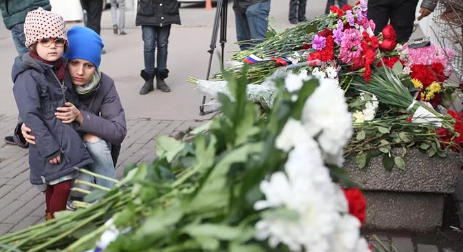 Flores e mensagens de apoio foram deixadas na embaixada da França em Moscou