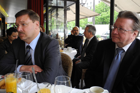 De gauche à droite : Konstantin Kossatchev, de l'agence Rossotrounichestvo et Igor Chpynov, directeur du Centre culturel de Russie à Paris. Crédit photo : Dimitri de Kochko