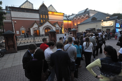 Les gens font la queue pour entrer à la galérie Trétiakov. Crédit photo : RIA Novosti