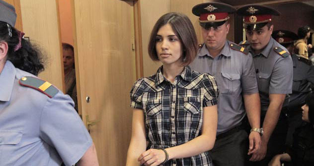 Trois membres du groupe avaient été arrêtés (de g. à dr.) : Ekaterina Samoutsevitch, Nadejda Tolokonnikova et Maria Alekhina. La durée de leur détention a été plusieurs fois prolongée. Crédit photo : Reuters / Vostock Photo