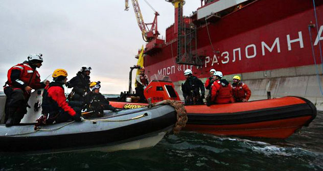 Les activistes de Greenpeace s'approchent de la « Prirazlomnaia » sur un bateau à moteur. Crédit photo : Greenpeace