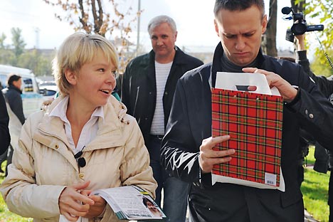 Evguenia Tchirikova, candidat au poste de maire de Khimki, et Alexeï Navalny. Crédit : Kommersant