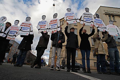Samedi 27 octobre, le centre de Moscou a accueilli une série de « manifestations en solitaire » organisées en faveur des prisonniers politiques. Crédit : Reuters/VostockPhoto