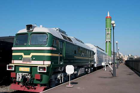 Le Système de missiles militaires ferroviaires se présente comme un train de deux à trois locomotives et de voitures spéciales, qui abrite le transport et le conteneur de lancement avec des missiles balistiques intercontinentaux. Crédit : Lori/Legion