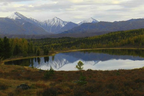 Perdu pendant des siècles dans les gorges montagneuses entre le Kazakhstan, la Chine et la Mongolie, l’Altaï abrite le plus haut mont de Sibérie, le Mont Belukha. Crédit : Emmanuel Grynszpan