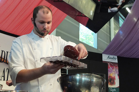 Damien Angelucci, pâtissier-chocolatier, responsable de la production au Café Pouchkine de Paris. Crédit photo :  Maria Tchobanov
