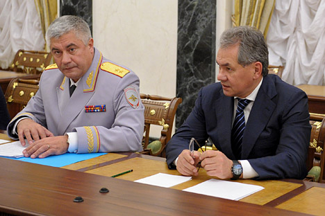 Le ministre de l'Intérieur, Vladimir Kolokoltsev et ministre de la Défense Sergueï Choïgou, à droite. Crédit photo : ITAR-TASS
