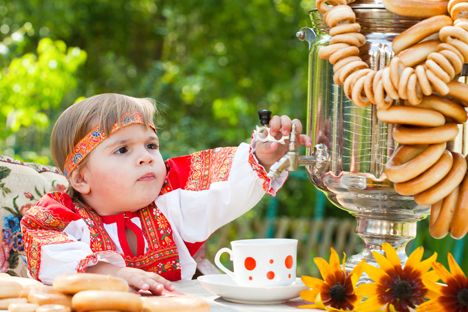 En Russie, on accompagne souvent le thé de zestes de citron, de miel, de baranki (petits biscuits en forme d'anneaux) ou de noix.  Crédit : Lori/Legion Media