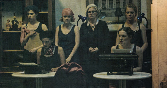 Les comédiennes enfilent leurs robes début XXe siècle. Crédit : Viatcheslav Vazioulia