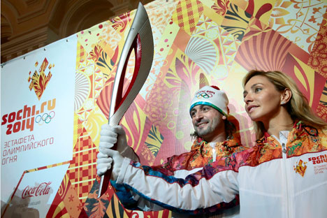 C'est la médaillée d'or olympique de patinage artistique Tatiana Navka qui a eu l'honneur d'être la première à porter la torche flambant neuve. Crédit photo : AP Photo/Mikhail Metzel