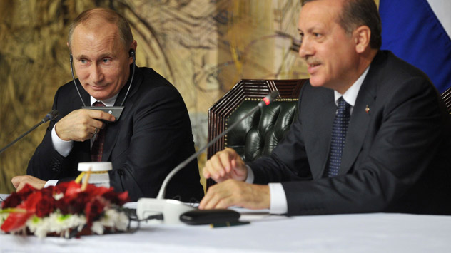 La réalisation de la partie marine a nécessité des négociations avec la Turquie. Sur la photo (de g. à dr.) : le président russe Vladimir Poutine et le premier ministre turc Recep Tayyip Erdogan. Crédit : Itar-Tass