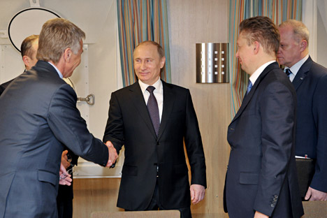 Le PDG de Novatek Leonid Mikhelson, le président russe Vladimir Poutine et le PDG de Gazprom Alexeï Miller après la signature d'un accord sur la création d’une entreprise conjointe de production de gaz naturel liquéfié dans la péninsule de Yamal. Cré