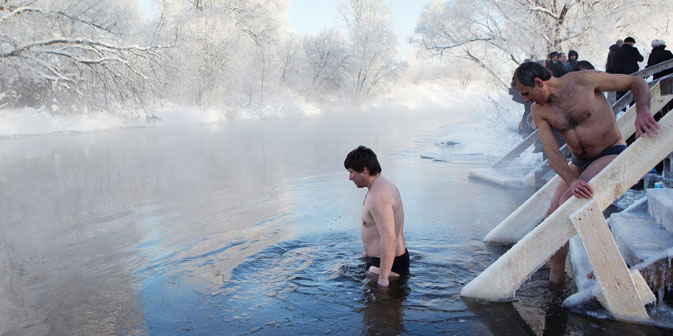 Les chrétiens orthodoxes plongent dans l’eau glacée pendant l’Epiphanie. Crédit : PhotoXpress