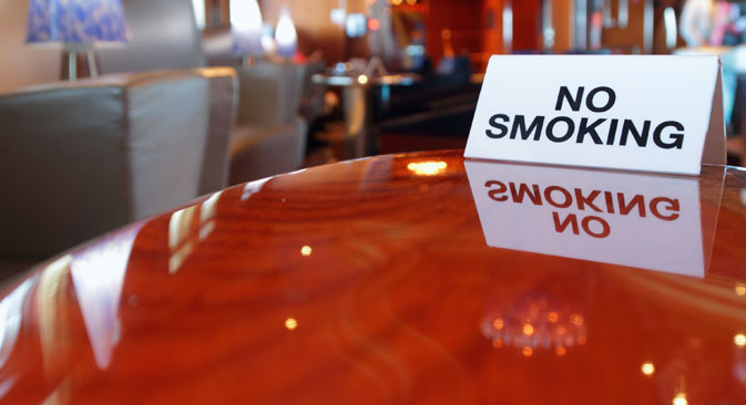 Ce projet de loi vise à interdire de manière progressive la cigarette dans tous les lieux publics, y compris les cafés, les restaurants, les hôpitaux, et même les cages d’escalier des immeubles.  Crédit : Lori/Legion Media
