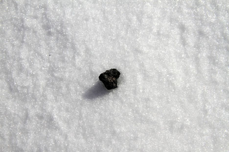 Les chercheurs ont retrouvé près du lac Tchebarkoul des débris de la météorite tombée le 15 février. Crédit : RIA Novosti