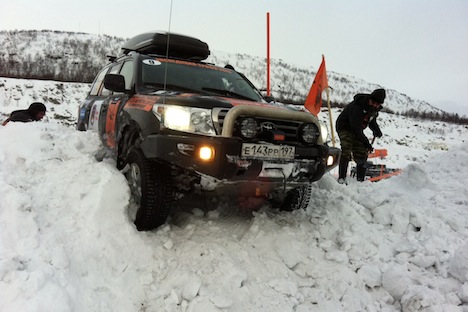 Les véhicules traversent le terrain couvert de neige et les tertres enneigés plus grands que la taille moyenne d’un coureur. Crédit : Artem Zagorodnov