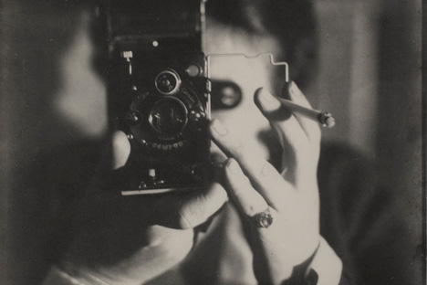 Autoportrait avec Ikarette de Germaine Krull, 1925. Source service de presse