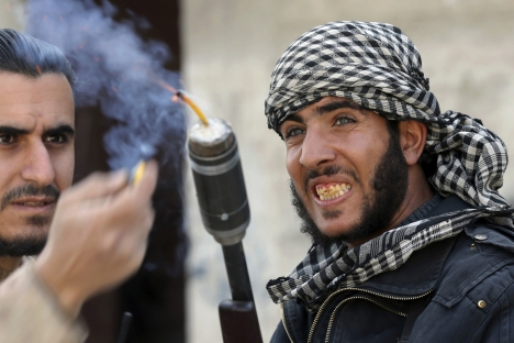 Des combattants de l'unité Tahrir al-Sham de l'Armée syrienne libre vont lancer une grenade bricolée contre les soldats de l'Armée syrienne. Crédit : Reuters