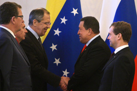 Hugo Chavez serre la main du ministre russe des Affaires étrangères Sergueï Lavrov à Moscou, Russie. Octobre 2010. Crédit : Itar-Tass