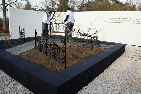 C'est le carré noir de Kazimir Malévitch que les concepteurs ont choisi comme forme du jardin. Source : renaissance.mox.ru