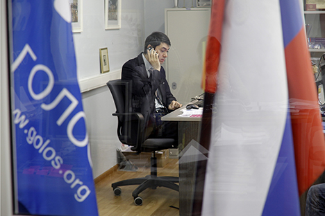 Diretor da Gólos, Grigóri Melkonian, no escritório da ONG em Moscou Foto: AP Photo/Ivan Sekretarev