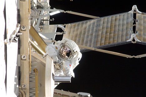  Le nouvel équipage de la Station Spatiale Internationale (SSI) a réalisé le 29 mars un vol très court sur la navette spatiale. Source : NASA
