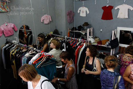 Les affaires affluent à la Lavka radosteï (boutique des petites joies), contre toute attente. Et pour la plupart, il s’agit de vêtements de marque. Crédit photo : Vadim Kantor / Moskovskie novosti