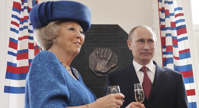 La reine Beatrix et le président russe Vladimir Poutine inaugurent l'année croisée de la Russie et des Pays-Bas. Crédit : Reuters