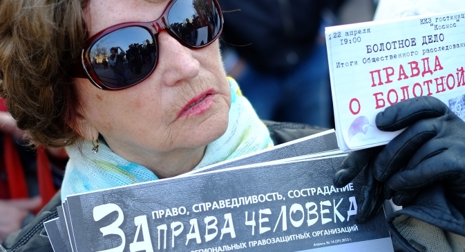 La participante d'une manifestation de soutien à l'opposant Alexeï Navalny. Slogan sur la pancarte : "Pour les Droits de l'homme". Crédit : Andreï Stenine/RIA Novosti