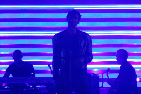 Massive Attack interprète une chanson du groupe russe Grajdanskaïa Oborona lors d'un concert à Manchester.