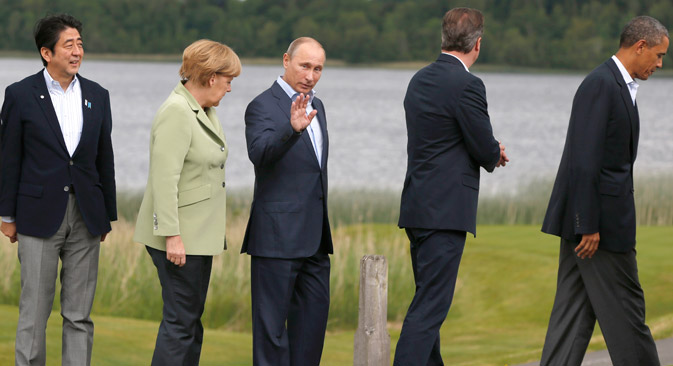 G-8, 18 juin 2013, de g. à dr.: le Premier ministre japonais Shinzo Abe, la chancelière allemande Angela Merkel, le president russe Vladimir Putine, le Premier ministre britannique David Cameron et le président américain Barack Obama en Irlande du Nord. Crédit : AP