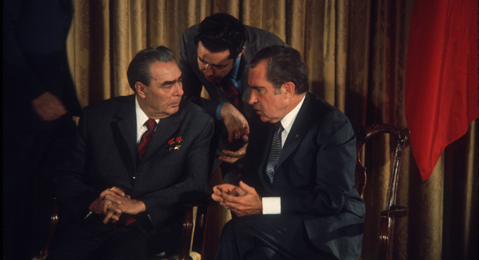 Richard Nixon parle avec Leonid Brejnev le 20 juin 1973 à Camp David, MD. Crédit : Getty Images/Fotobank