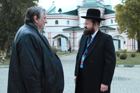 Der Publizist Alexander Prochanow und der Rabbi Aaron Gurewitsch (rechts) w;hrend des Treffens von Waldai-Club im Iwerski-Kloster. Foto: RIA Novosti