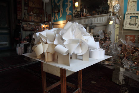 Yona Friedman présente ses improvisations architecturales realisées en papier. Source : Service de presse