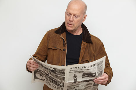 Bruce Willis lit L'Ouvrier de Kopeïsk. Source : service de presse
