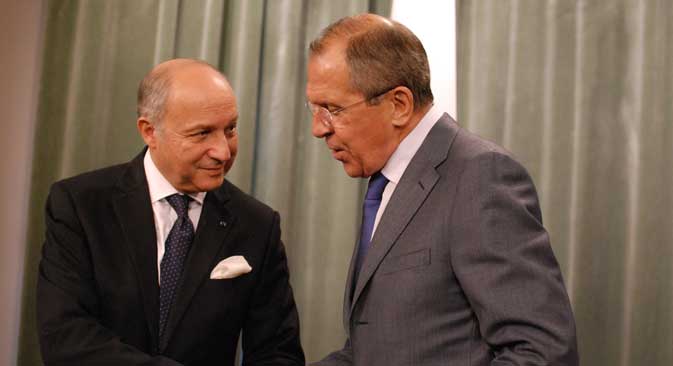 Laurent Fabius (à g.) et Sergueï Lavrov. Les deux ministres veulent la fin du conflit et une conférence de paix. Crédit : Benjamin Hutter