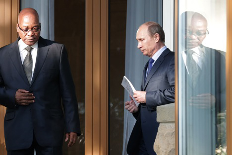 Le président sud-africain Jacob Zuma (à g.) et le président russe Vladimir Poutine. Crédit : AP