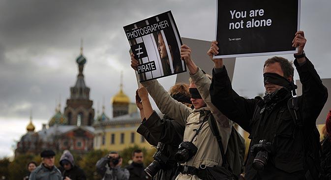 Saint-Pétersbourg : une manifestation de soutien au photographe Denis Sinakov arrêté avec les écologistes d'Arctic Sunrise. Crédit : Itar-Tass